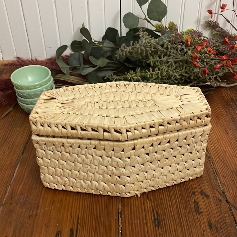 Vintage Boho Woven Wicker Straw Basket with Lid - Picture 10 of 11